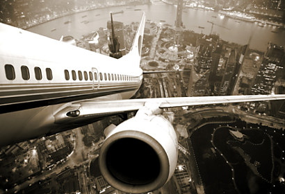 Fototapeta Letadlo letící nad městem 24090